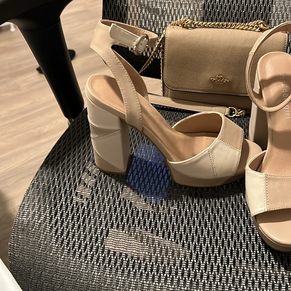 Women’s Heels - Picture 4 of 5